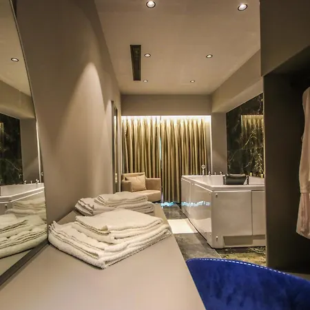 Atrium Love hotel
